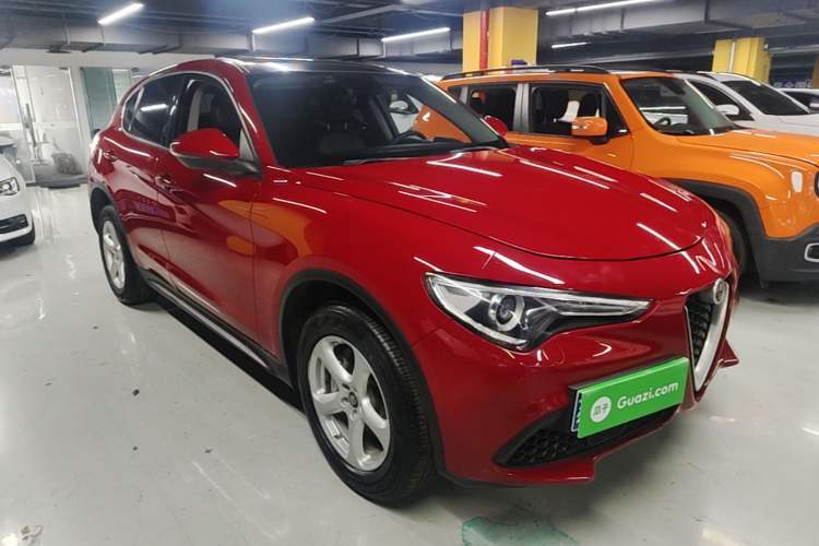 Used Alfa Romeo Stelvio 2017 2.0T 200HP Elite Edition Front Right 45 Deg