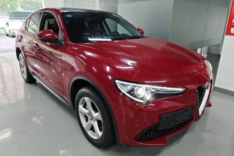 Used Alfa Romeo Stelvio 2017 2.0T 200HP Elite Edition Front Right 45 Deg