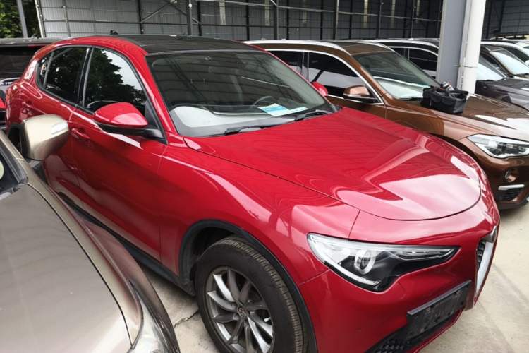 Used Alfa Romeo Stelvio 2017 2.0T 200HP Elite Edition Front Right 45 Deg