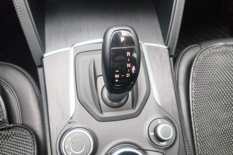Used Alfa Romeo Stelvio 2017 2.0T 200HP Elite Edition Gear Lever