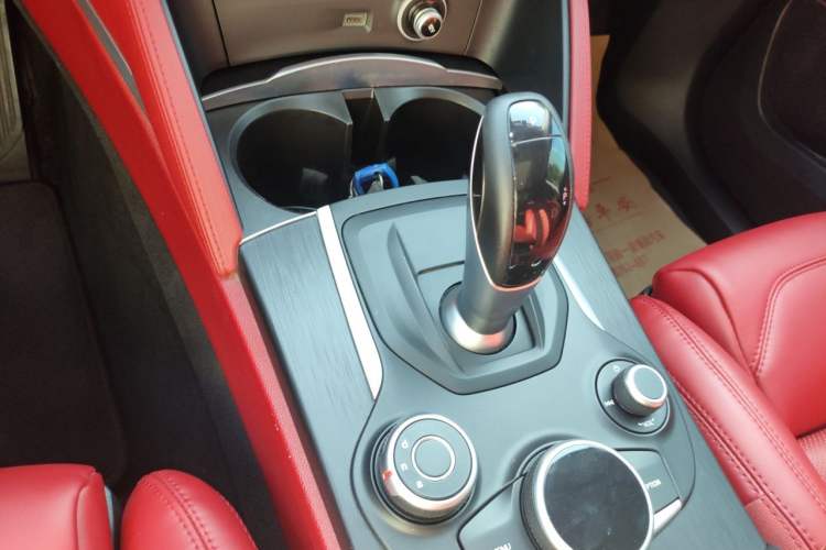 Used Alfa Romeo Stelvio 2017 2.0T 280HP Luxury Edition Gear Lever