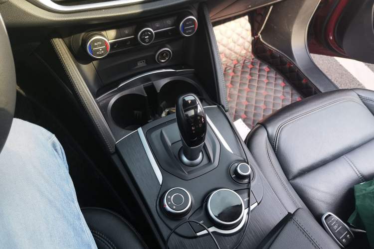 Used Alfa Romeo Stelvio 2017 2.0T 280HP Luxury Edition Gear Lever