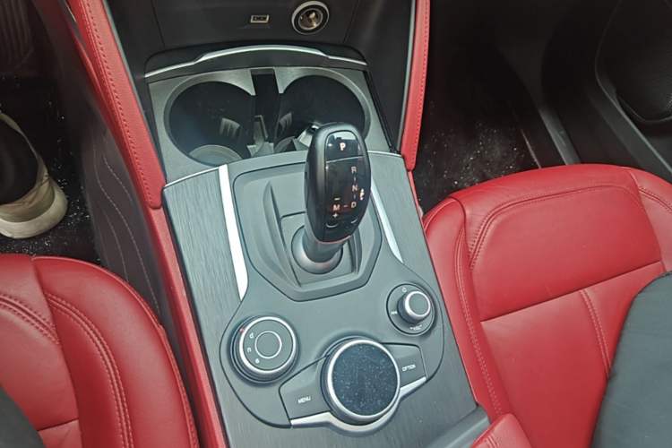 Used Alfa Romeo Stelvio 2017 2.0T 200HP Luxury Edition Gear Lever