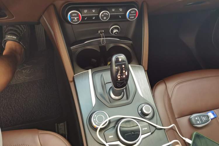 Used Alfa Romeo Stelvio 2017 2.0T 200HP Luxury Edition Gear Lever