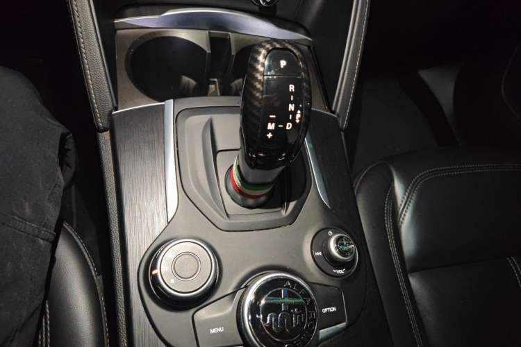 Used Alfa Romeo Stelvio 2017 2.0T 280HP Luxury Edition Gear Lever