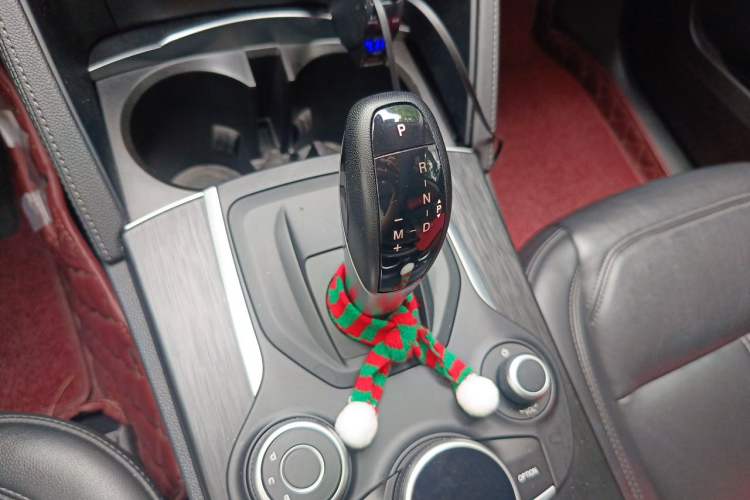 Used Alfa Romeo Stelvio 2017 2.0T 200HP Elite Edition Gear Lever