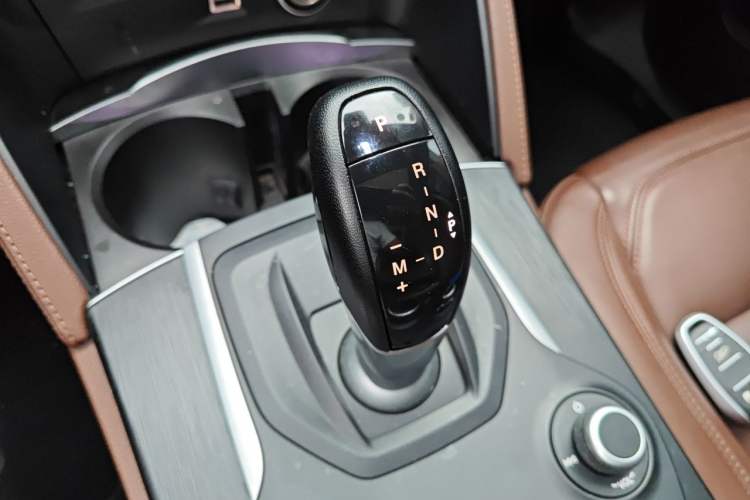 Used Alfa Romeo Stelvio 2017 2.0T 200HP Luxury Edition Gear Lever