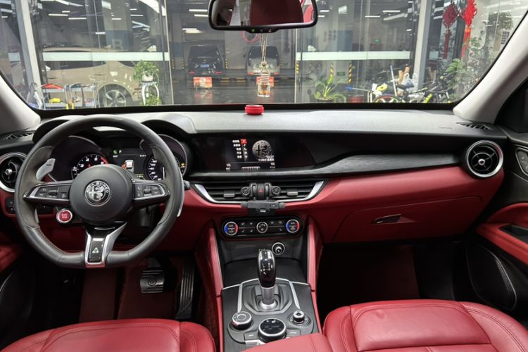 Used Alfa Romeo Stelvio 2017 2.0T 200HP Luxury Edition Interior 1