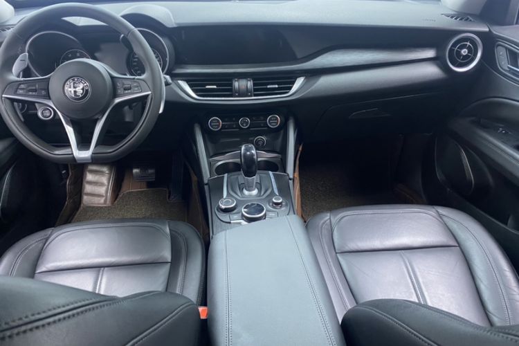 Used Alfa Romeo Stelvio 2017 2.0T 280HP Luxury Edition Interior 1