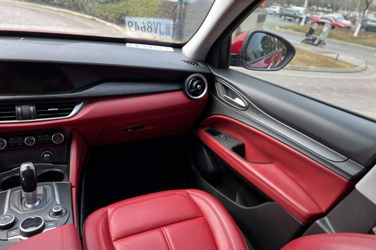 Used Alfa Romeo Stelvio 2017 2.0T 200HP Elite Edition Interior 10