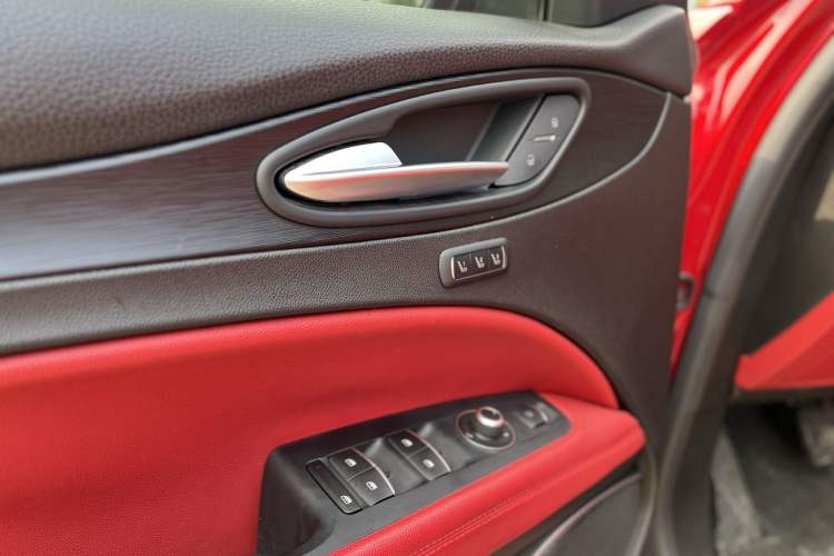 Used Alfa Romeo Stelvio 2017 2.0T 200HP Elite Edition Interior 11