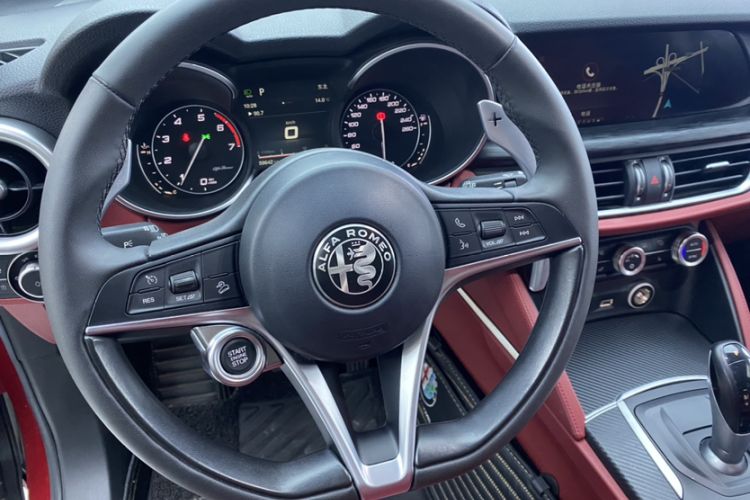 Used Alfa Romeo Stelvio 2017 2.0T 280HP Luxury Edition Interior 11