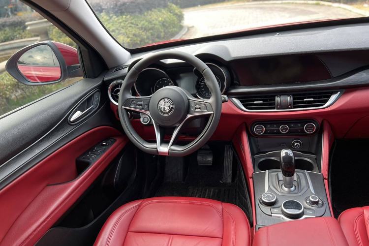 Used Alfa Romeo Stelvio 2017 2.0T 200HP Elite Edition Interior 2