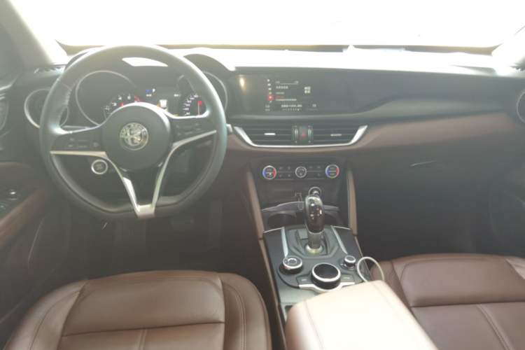 Used Alfa Romeo Stelvio 2017 2.0T 200HP Luxury Edition Interior 2