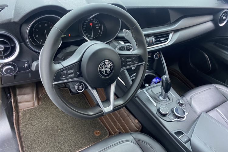 Used Alfa Romeo Stelvio 2017 2.0T 280HP Luxury Edition Interior 2
