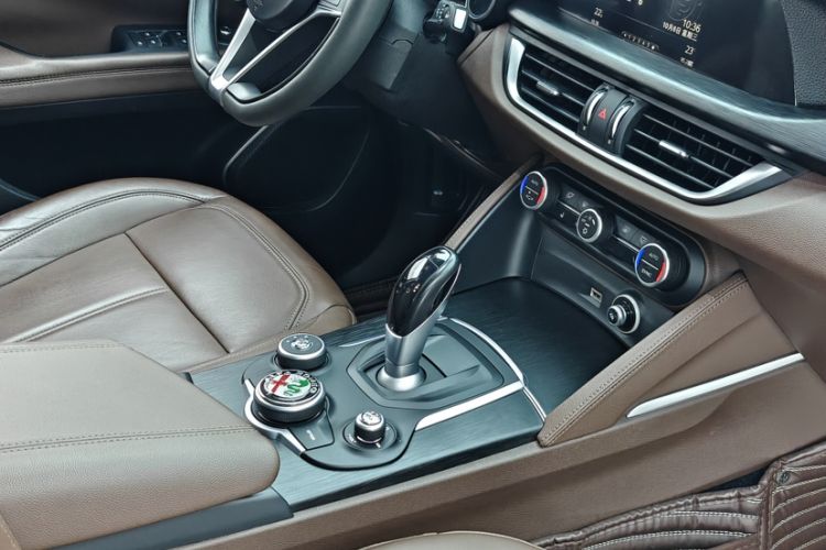 Used Alfa Romeo Stelvio 2017 2.0T 200HP Elite Edition Interior 3