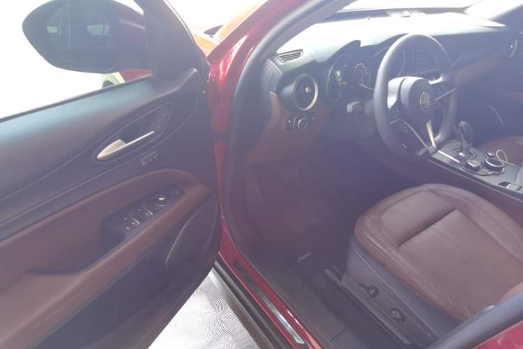 Used Alfa Romeo Stelvio 2017 2.0T 200HP Luxury Edition Interior 3