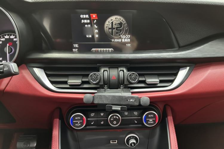 Used Alfa Romeo Stelvio 2017 2.0T 200HP Luxury Edition Interior 3