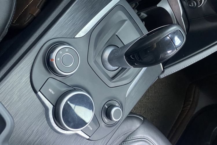 Used Alfa Romeo Stelvio 2017 2.0T 280HP Luxury Edition Interior 3