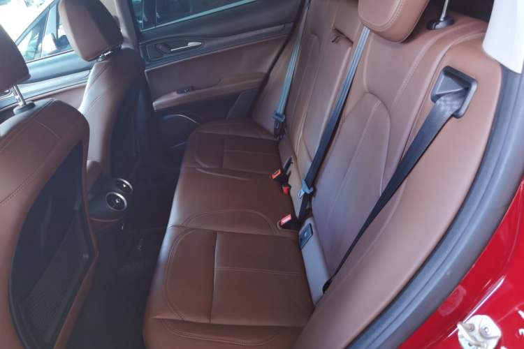 Used Alfa Romeo Stelvio 2017 2.0T 200HP Luxury Edition Interior 4