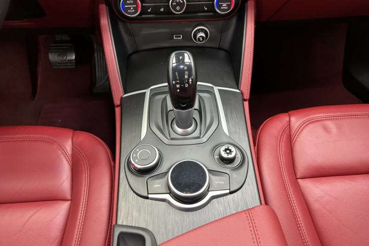 Used Alfa Romeo Stelvio 2017 2.0T 200HP Luxury Edition Interior 4