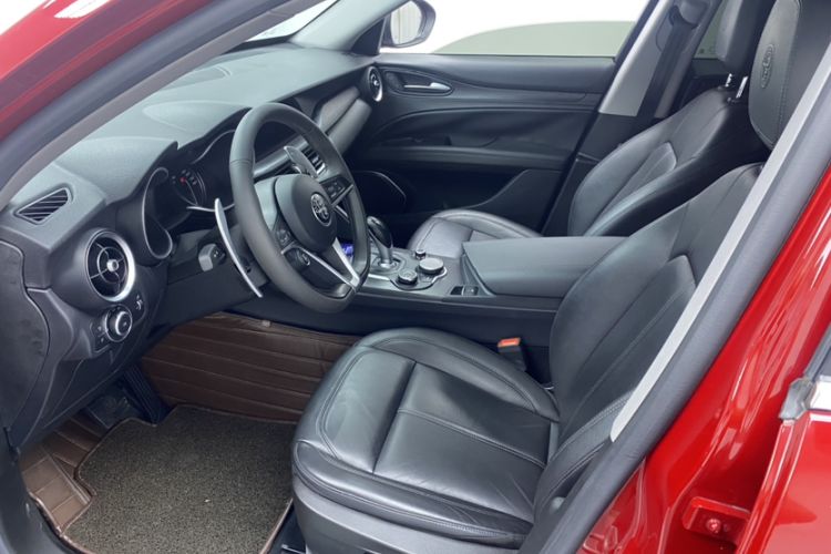 Used Alfa Romeo Stelvio 2017 2.0T 280HP Luxury Edition Interior 4