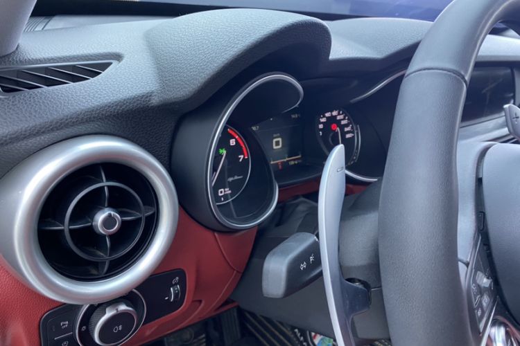 Used Alfa Romeo Stelvio 2017 2.0T 280HP Luxury Edition Interior 4