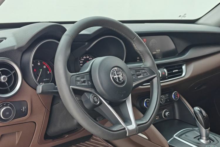 Used Alfa Romeo Stelvio 2017 2.0T 200HP Elite Edition Interior 5