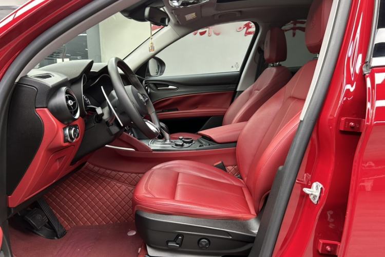 Used Alfa Romeo Stelvio 2017 2.0T 200HP Luxury Edition Interior 5