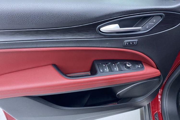 Used Alfa Romeo Stelvio 2017 2.0T 280HP Luxury Edition Interior 5