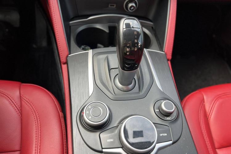Used Alfa Romeo Stelvio 2017 2.0T 200HP Elite Edition Interior 6