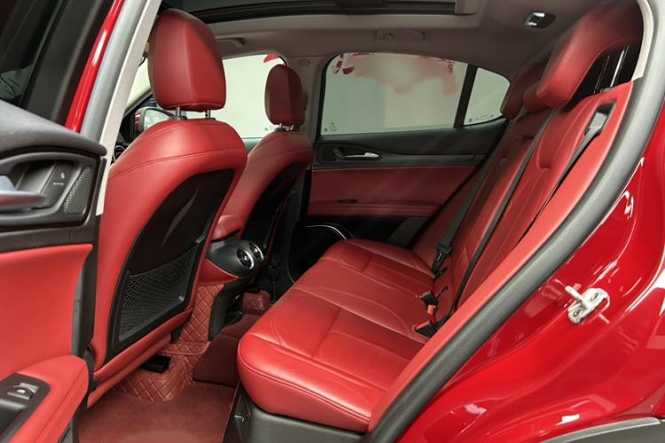 Used Alfa Romeo Stelvio 2017 2.0T 200HP Luxury Edition Interior 6