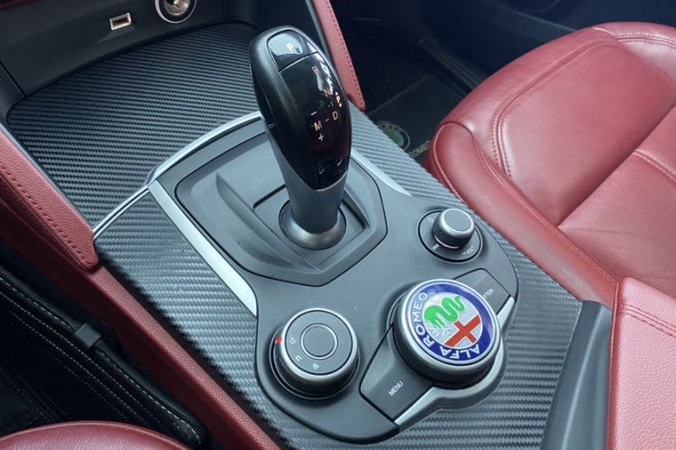 Used Alfa Romeo Stelvio 2017 2.0T 280HP Luxury Edition Interior 6