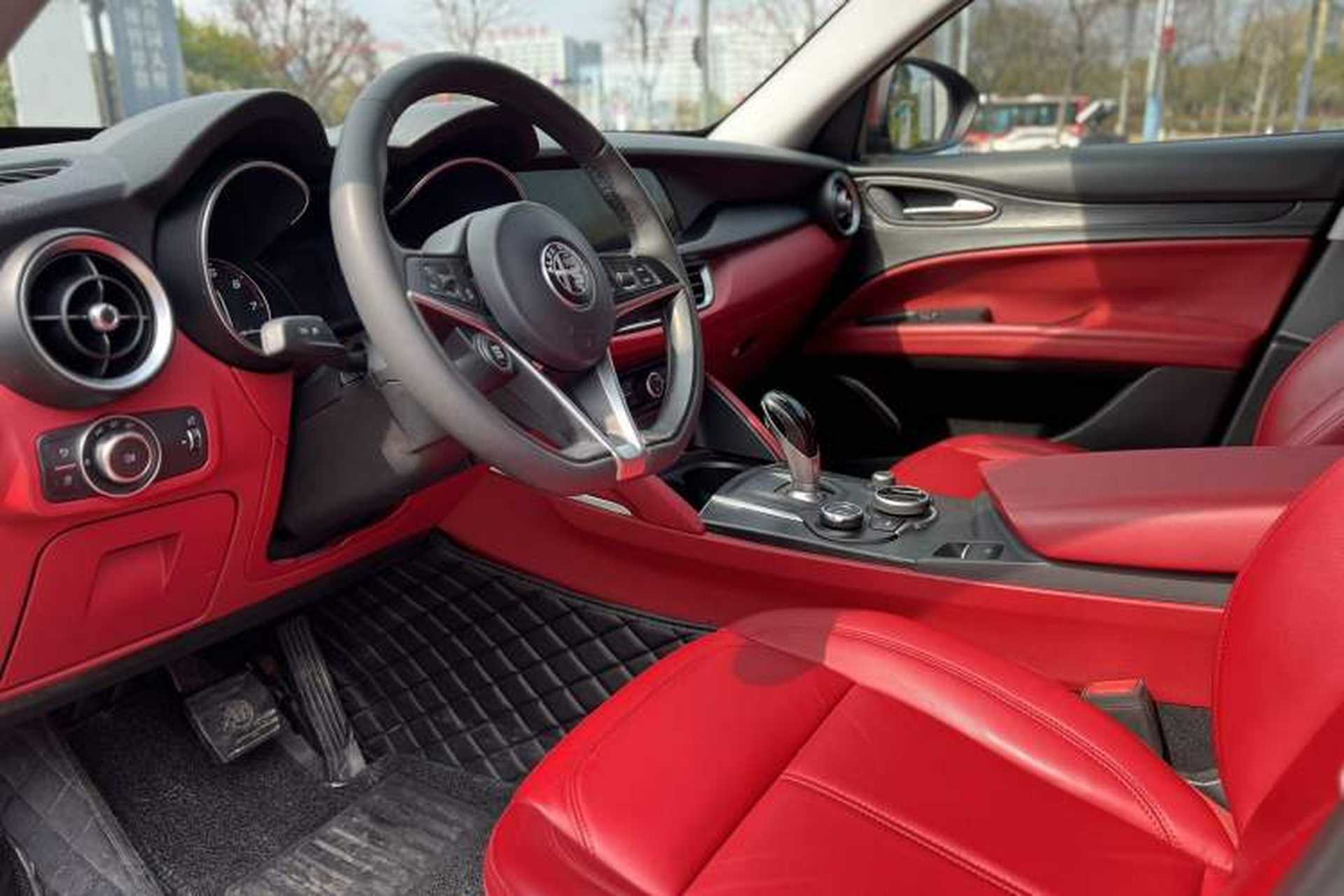 Used Alfa Romeo Stelvio 2017 2.0T 200HP Elite Edition Interior 7
