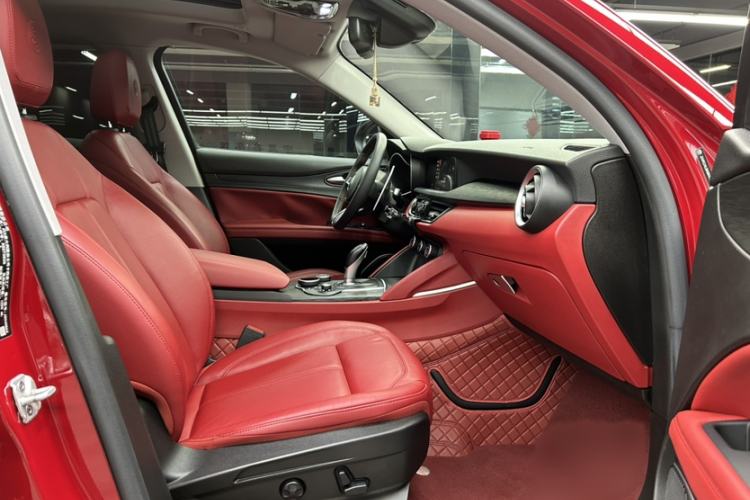Used Alfa Romeo Stelvio 2017 2.0T 200HP Luxury Edition Interior 7