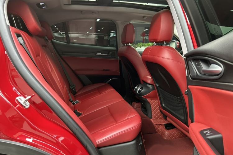 Used Alfa Romeo Stelvio 2017 2.0T 200HP Luxury Edition Interior 8