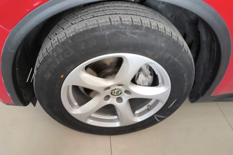 Used Alfa Romeo Stelvio 2017 2.0T 200HP Elite Edition Left Front Wheel Hub