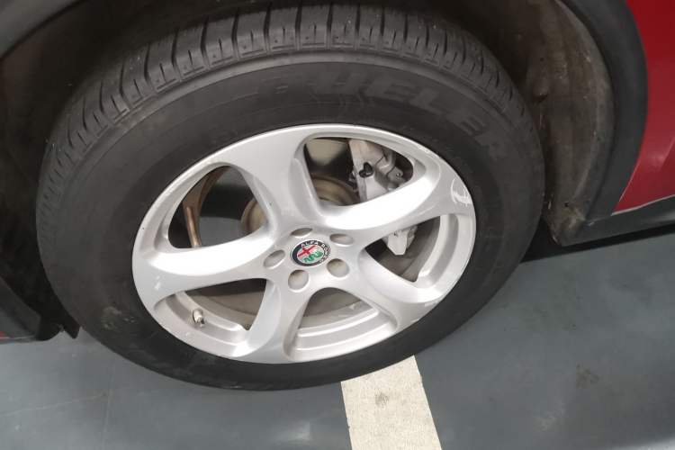 Used Alfa Romeo Stelvio 2017 2.0T 200HP Elite Edition Left Front Wheel Hub