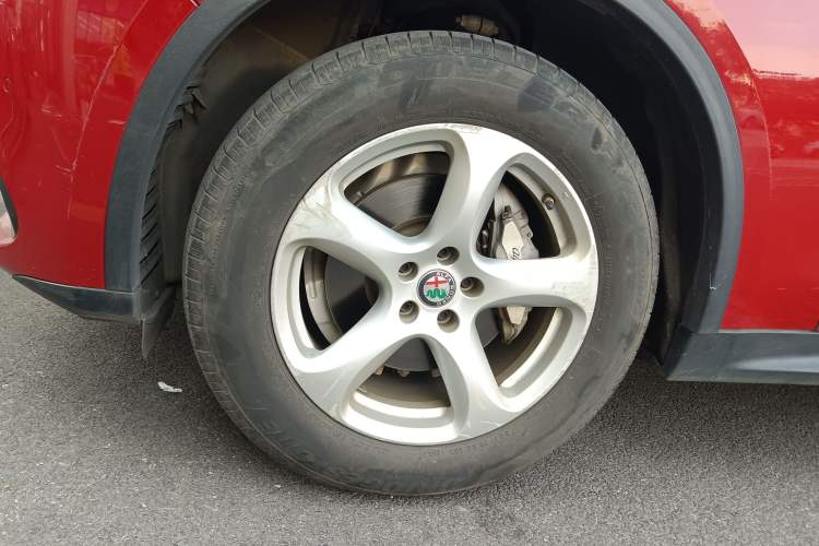 Used Alfa Romeo Stelvio 2017 2.0T 200HP Elite Edition Left Front Wheel Hub