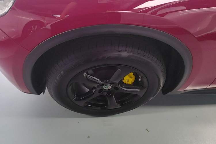 Used Alfa Romeo Stelvio 2017 2.0T 200HP Elite Edition Left Front Wheel Hub