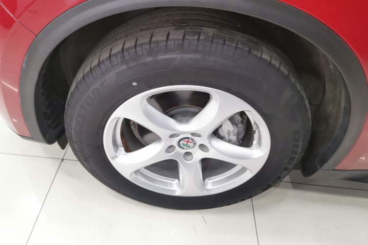 Used Alfa Romeo Stelvio 2017 2.0T 200HP Elite Edition Left Front Wheel Hub