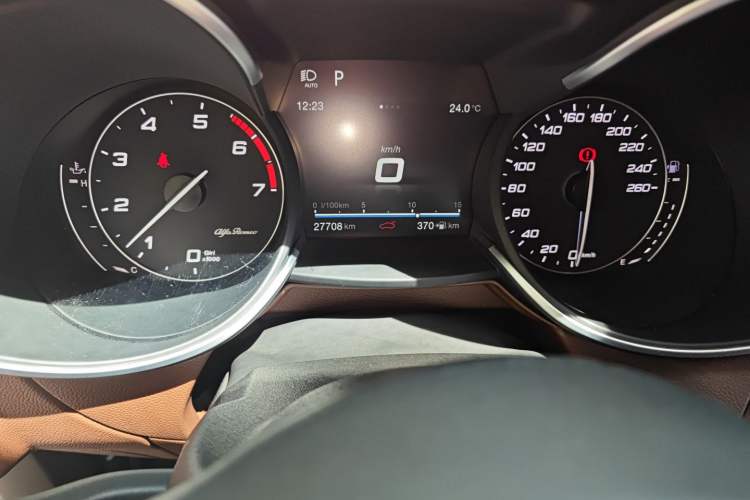 Used Alfa Romeo Stelvio 2017 2.0T 200HP Luxury Edition Odometer Close Up