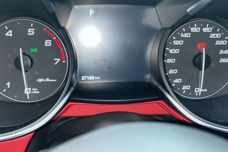Used Alfa Romeo Stelvio 2017 2.0T 200HP Luxury Edition Odometer Close Up