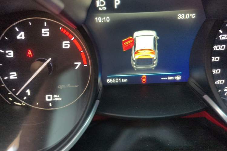 Used Alfa Romeo Stelvio 2017 2.0T 200HP Luxury Edition Odometer Close Up
