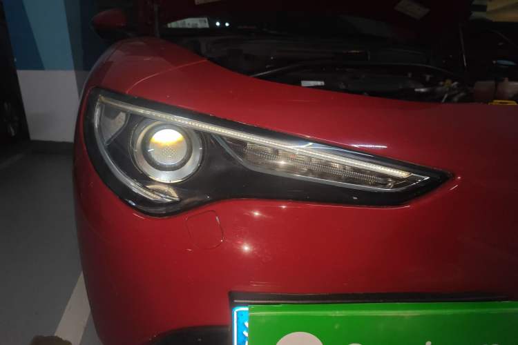 Used Alfa Romeo Stelvio 2017 2.0T 200HP Luxury Edition Right Front Headlight