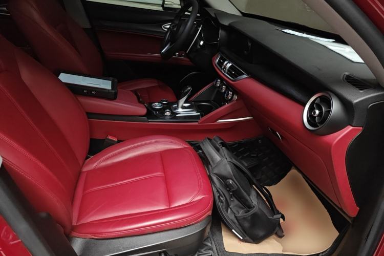Used Alfa Romeo Stelvio 2017 2.0T 280HP Luxury Edition Right Front Seat