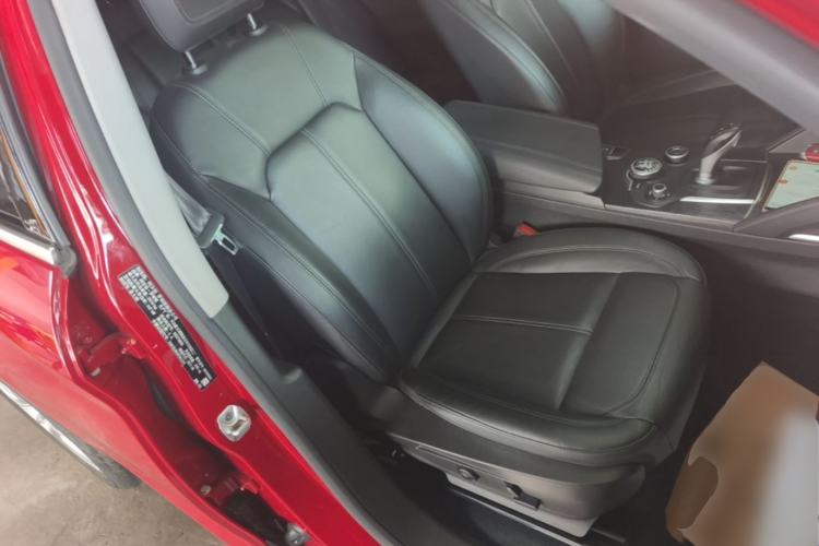 Used Alfa Romeo Stelvio 2017 2.0T 200HP Luxury Edition Right Front Seat