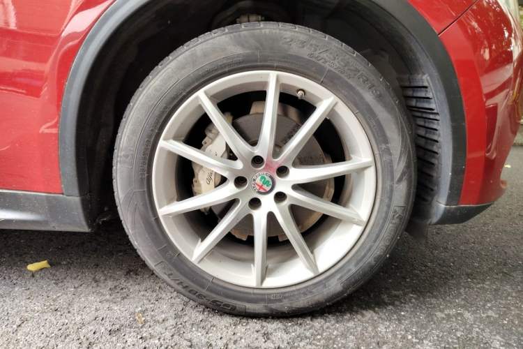 Used Alfa Romeo Stelvio 2017 2.0T 200HP Luxury Edition Right Front Wheel Hub
