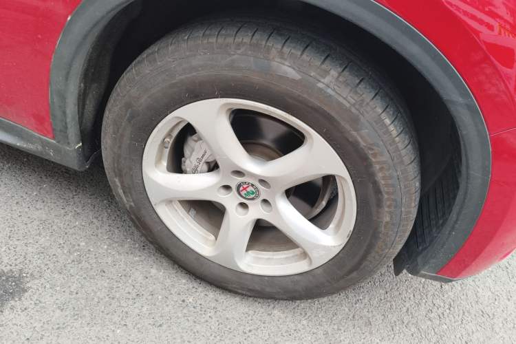Used Alfa Romeo Stelvio 2017 2.0T 200HP Elite Edition Right Front Wheel Hub