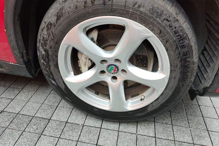 Used Alfa Romeo Stelvio 2017 2.0T 200HP Elite Edition Right Front Wheel Hub